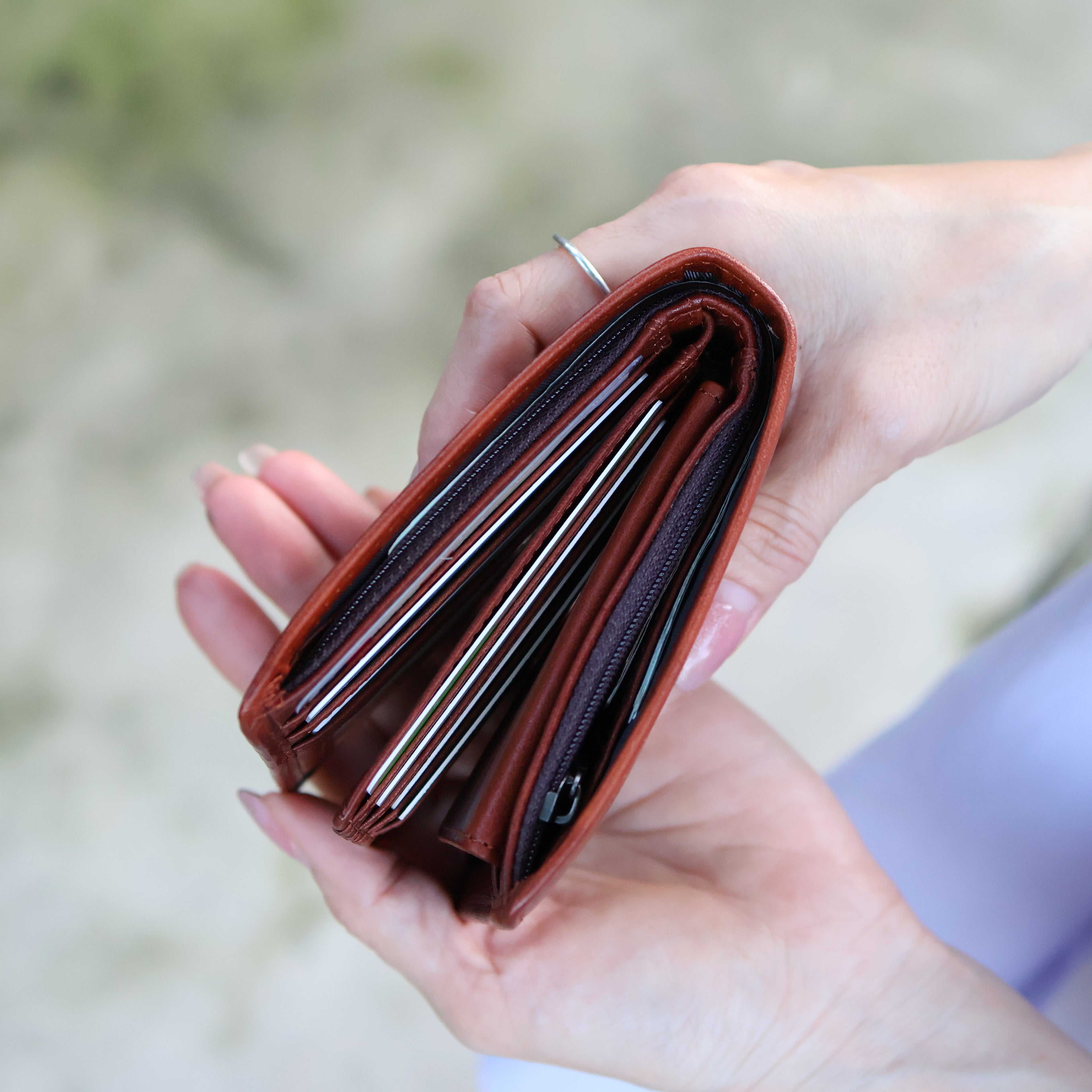 L.I.S本革工坊 | 【客製化刻字】真皮 植鞣牛皮 永遠吃不飽的皮夾 短夾--釦子款 3色