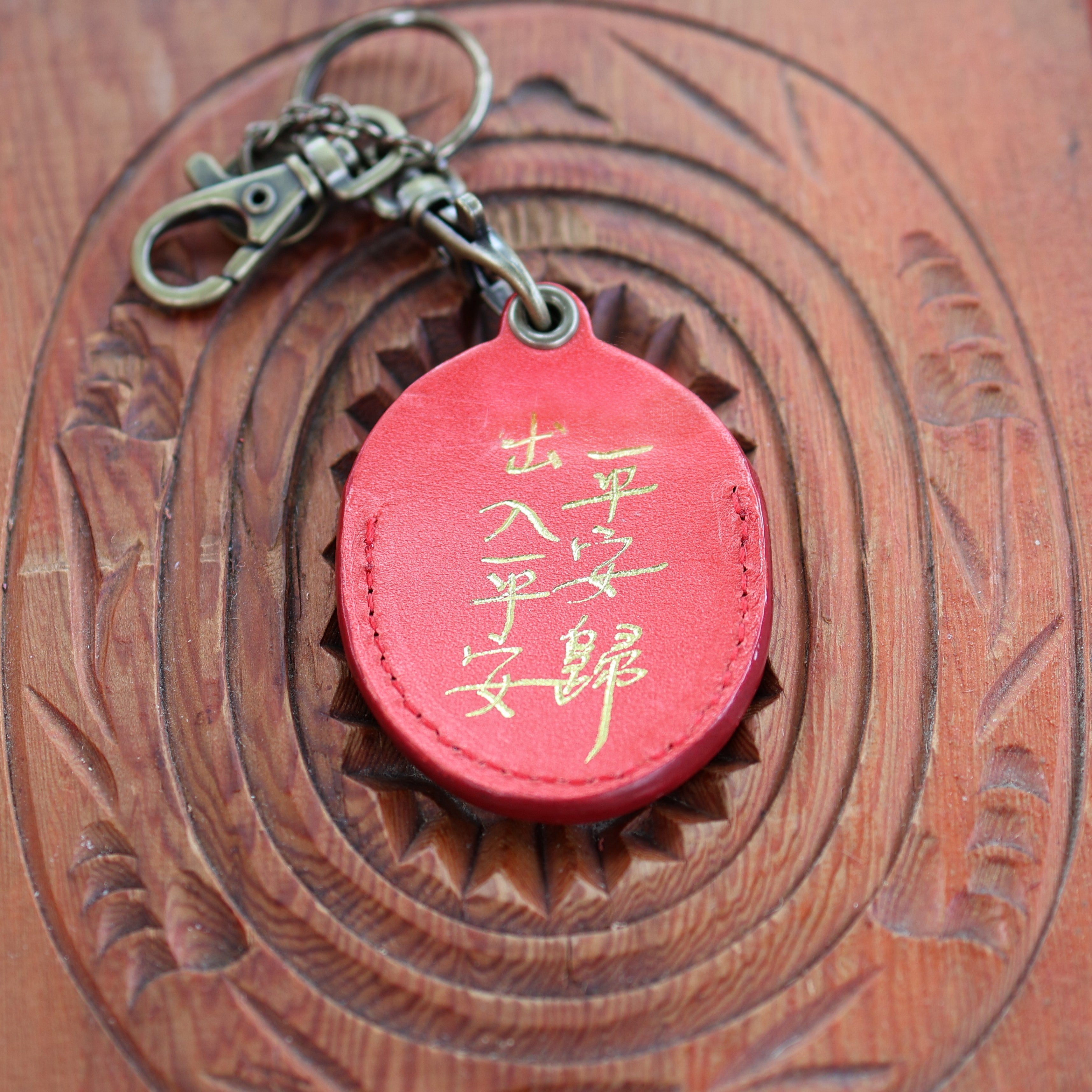 L.I.S本革工坊 | ✤專利商品✤【客製化刻字】植鞣牛皮 真皮 古早味紅龜粿 平安符皮套 AirTag追蹤器 圓形磁扣 客製化 專利編號M611914